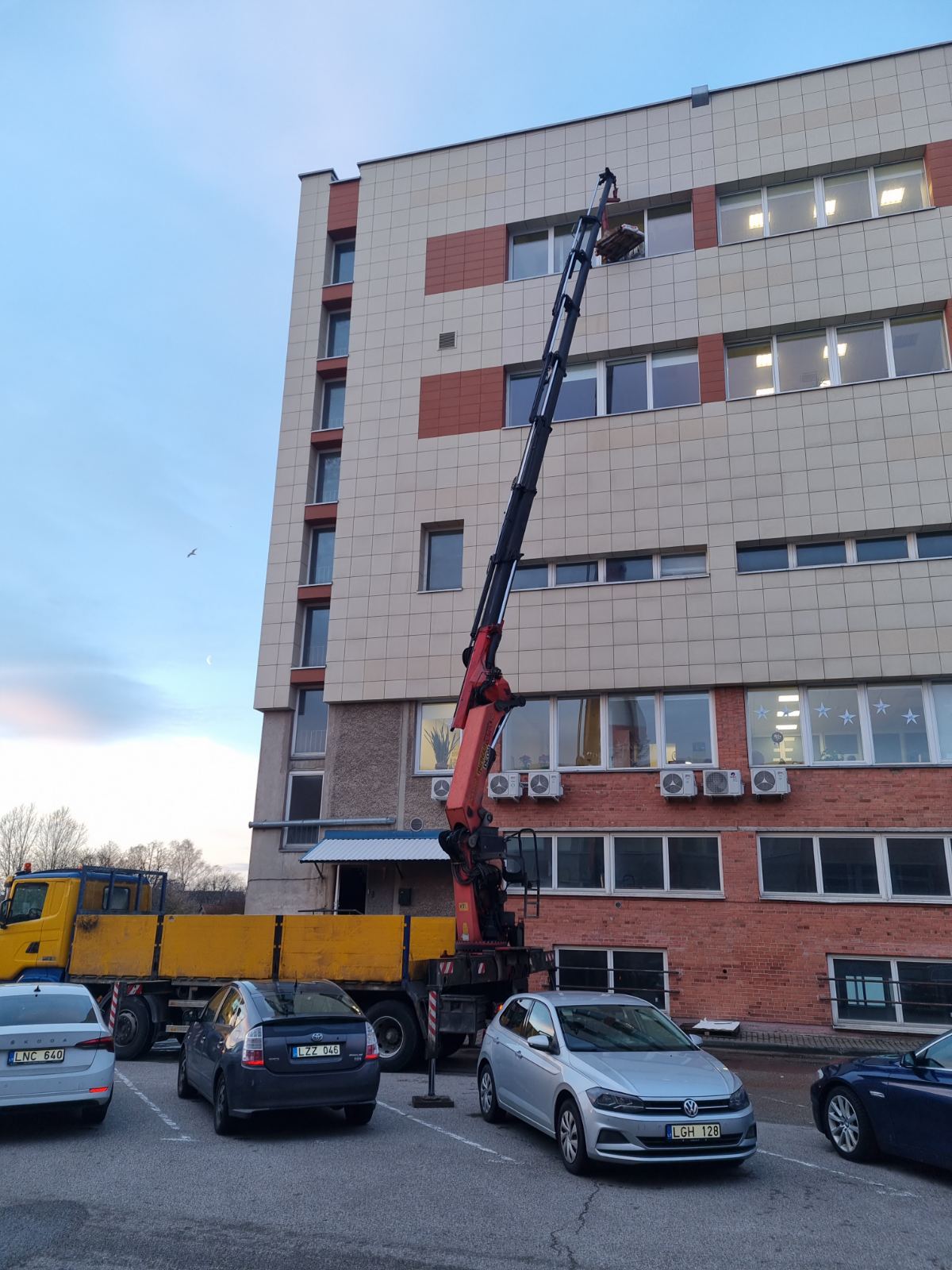 Statybinių medžiagų įkėlimas į butą per daugiabučio langą
