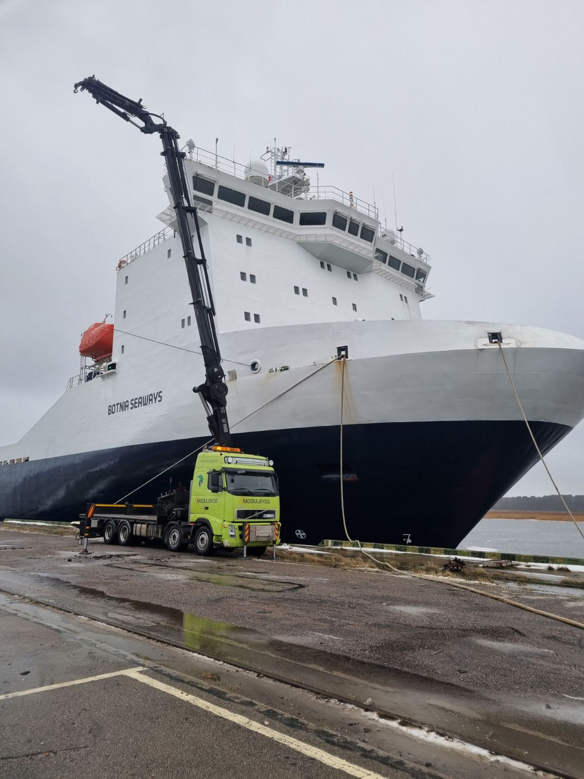 Pervežimas Volvo automobiliu 27m. strėlė