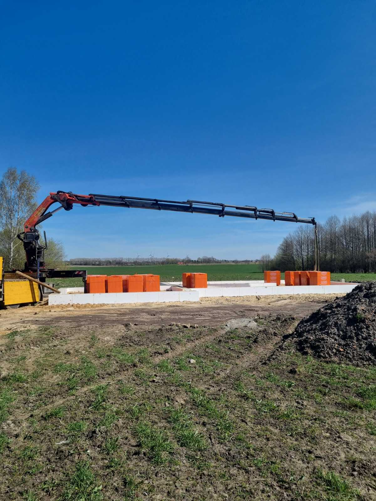 Blokelių sukrovimas į namo pamatų teritoriją