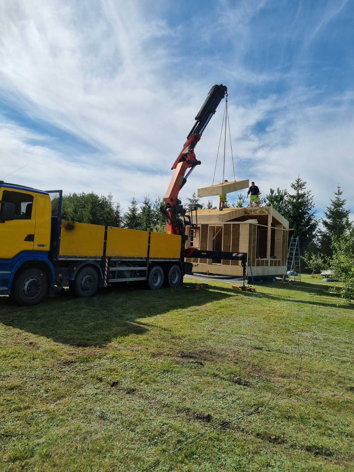 Pervežimas su krovos darbais Scania automobiliu 20,5m. strėlė