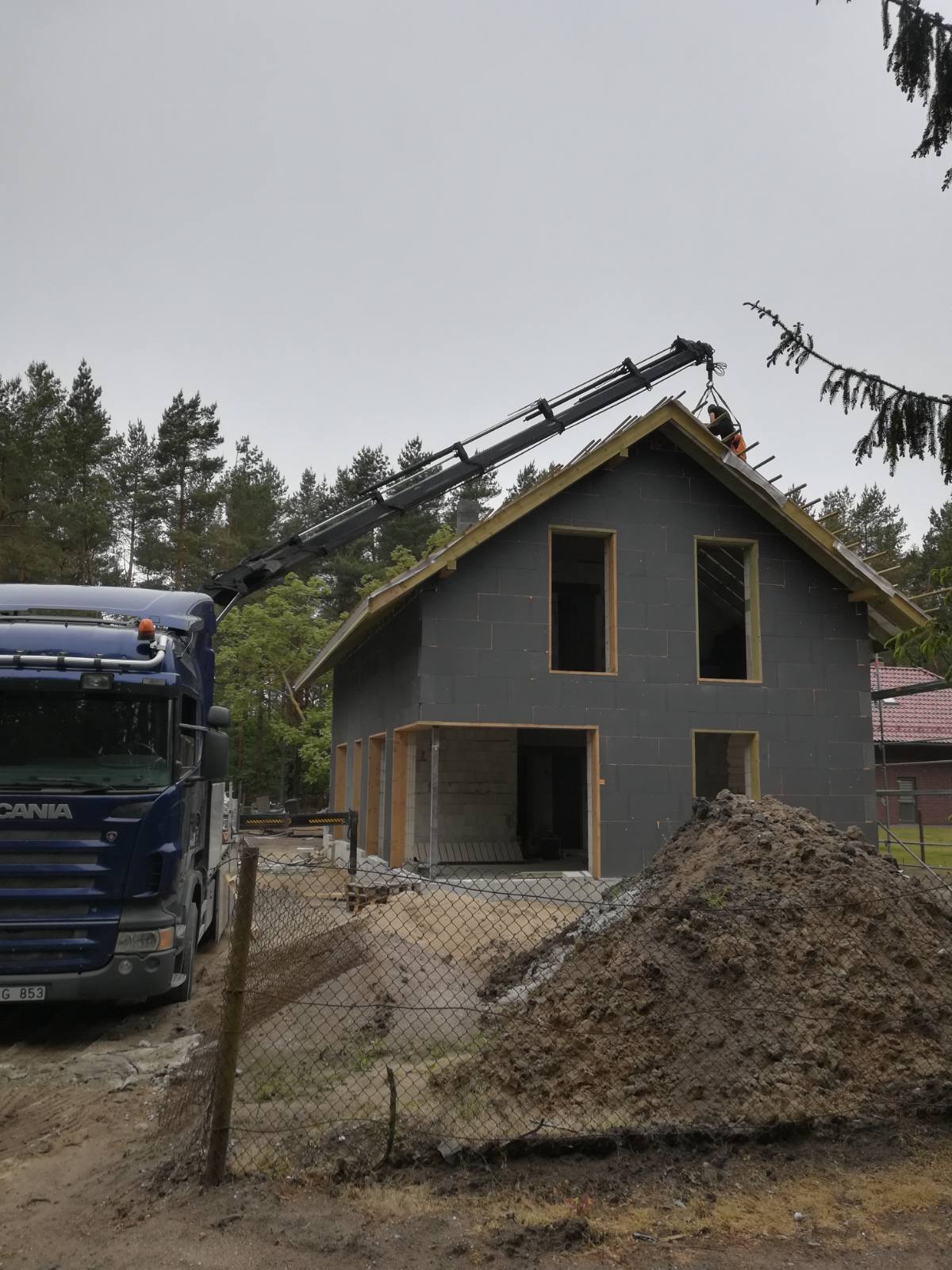 Pervežimas su krovos darbais Scania automobiliu 18m. strėlė